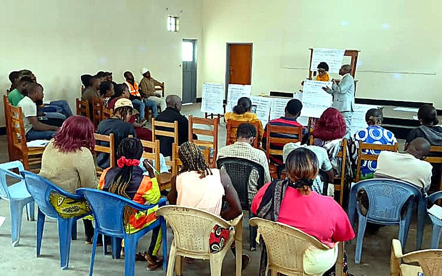 Atelier de groupe avec des participants et des tableaux de papier