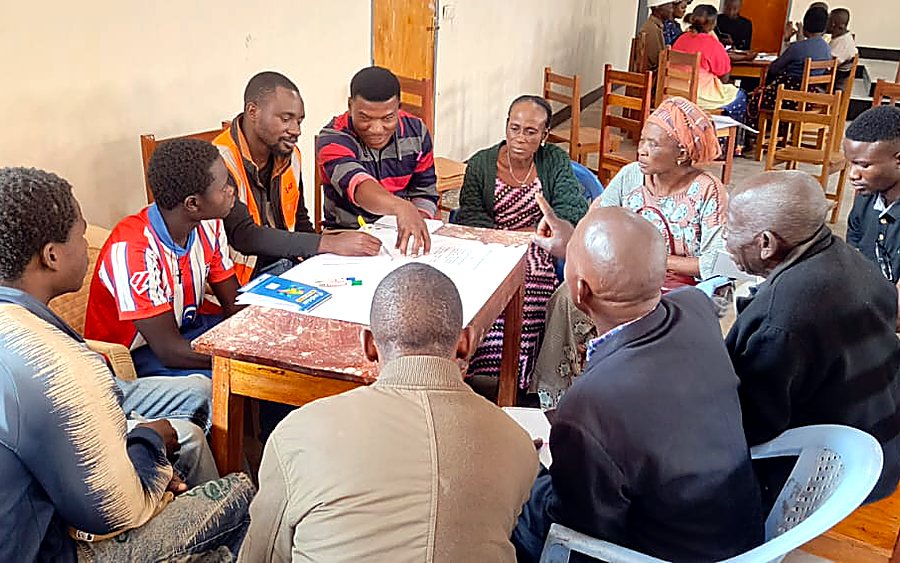 Participants travaillant en groupe autour d'une table