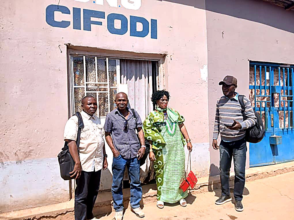 Équipe CIFODI devant le bâtiment de l'organisation